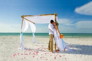 Mariés sur une plage