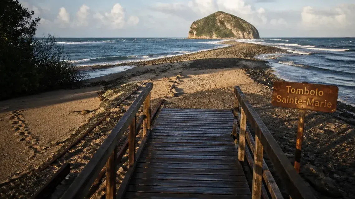 Sainte-Marie en Martinique : entre splendeur du tombolo et réalité locale