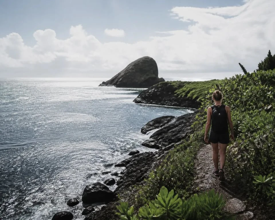 Randonnée sainte marie martinique sur un sentier côtier face à l’océan Atlantique