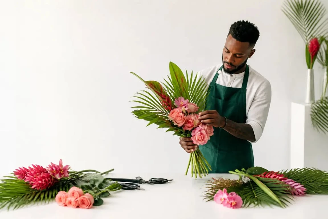Fleuriste sainte marie martinique préparant un bouquet tropical pour livraison