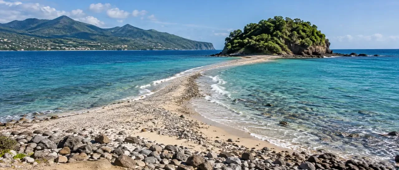 Îlet Sainte-Marie en Martinique relié au rivage par le tombolo